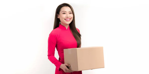 Μια Όμορφη Γυναίκα Χαμογελώντας Και Κρατώντας Κουτί Δώρου Απομονωμένη Λευκό — Φωτογραφία Αρχείου