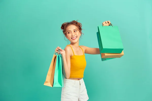 Feliz Joven Asiática Sosteniendo Bolsa Compras Verano Sobre Fondo Verde — Foto de Stock