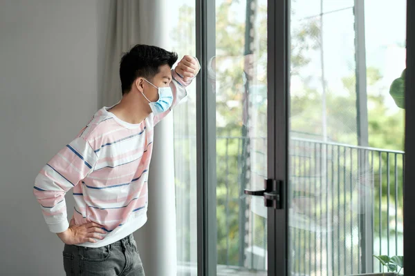 Hombre Joven Durante Pandemia Coronavirus Con Mascarilla Interior Casa Para —  Fotos de Stock