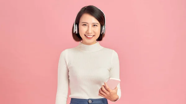 Canción Favorita Feliz Chica Asiática Escuchando Música Teléfono Móvil Con —  Fotos de Stock