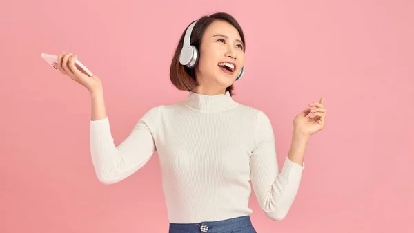 Chanson Préférée Heureuse Fille Asiatique Écoutant Musique Sur Téléphone Mobile — Photo