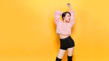 Mutlu, gülümseyen, pembe kazaklı hippi kız eğleniyor. . 