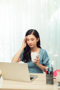 kadın ya da öğrenci bilgisayarlı kahve içiyor. 