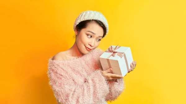 Muito Jovem Mulher Asiática Traje Casual Bonito Segurando Rosa Pastel — Fotografia de Stock