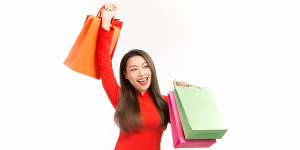 Ευτυχισμένη Ασιάτισσα Που Κρατάει Τσάντες Για Ψώνια Και Φοράει Ντάι — Φωτογραφία Αρχείου