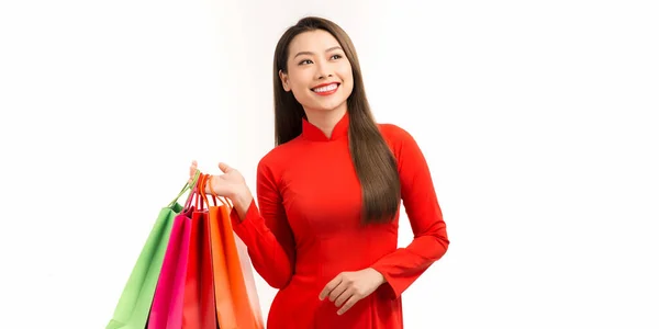 Jovem Alegre Vestindo Vietnamita Tradicional Vestir Levando Sacos Compras Coloridos — Fotografia de Stock