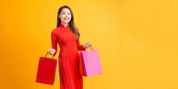 Alegre Joven Mujer Usando Dai Vestido Mantenga Bolsas Compras — Foto de Stock