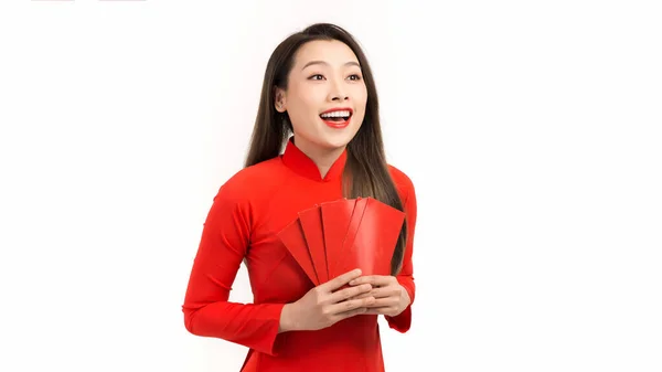 Menina Feliz Cultura Ano Novo Lunar Segurar Muitos Envelopes Vermelhos — Fotografia de Stock