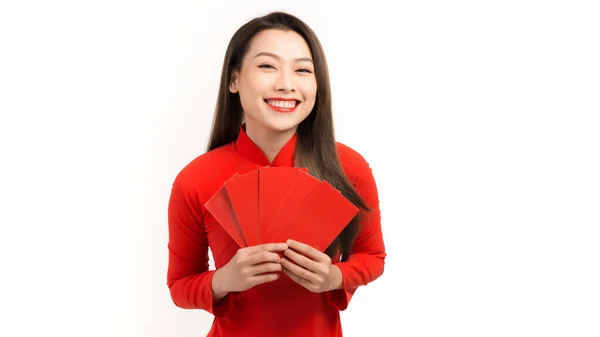 Menina Asiática Vestido Vietnamita Dai Com Envelope Vermelho Isolado Fundo — Fotografia de Stock