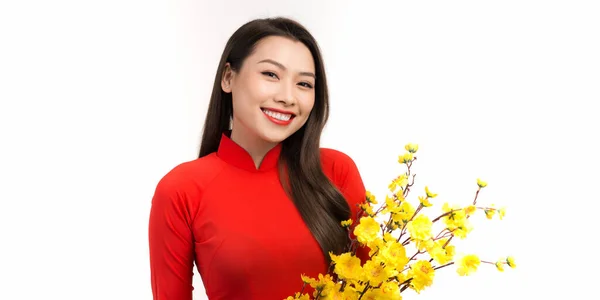 亚洲女人 身穿越南传统服饰 拿着花作为装饰 农历新年概念 — 图库照片