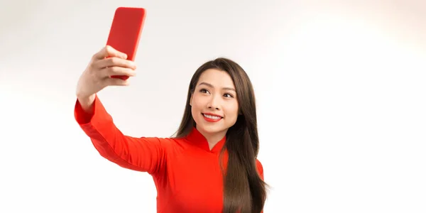 Sonriente Asiática Bonita Chica Vestidos Tradicionales Tomando Selfie — Foto de Stock