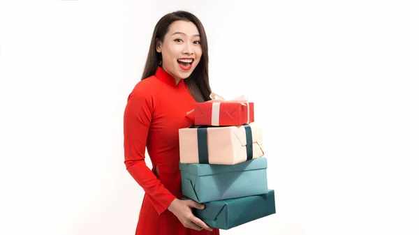 Jovem Mulher Segurando Caixa Presente Vermelho Conceito Feliz Ano Novo — Fotografia de Stock