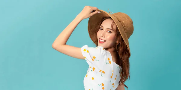 Portrait Smiling Attractive Woman Summer Dress Hat Posing While Standing — Stock Photo, Image