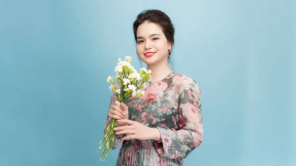 Retrato Cerca Cara Mujer Sonriente Sosteniendo Flores — Foto de Stock