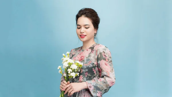 Adorable Beautiful Woman Holding Bouquet Flowers Isolated Blue Background — Stock Photo, Image