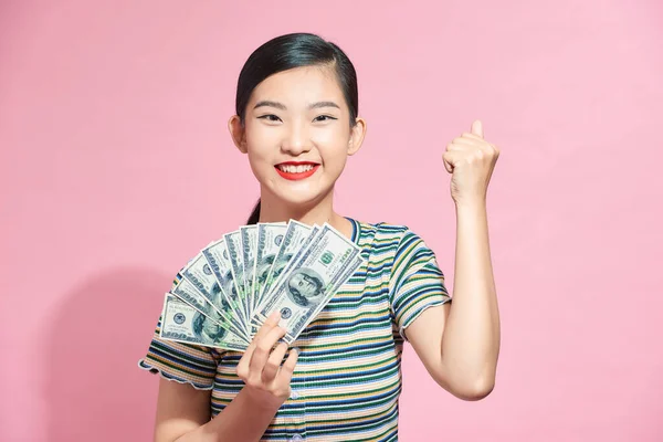 Retrato Jovem Ásia Mulher Mostrando Monte Dinheiro Notas Poink Fundo — Fotografia de Stock