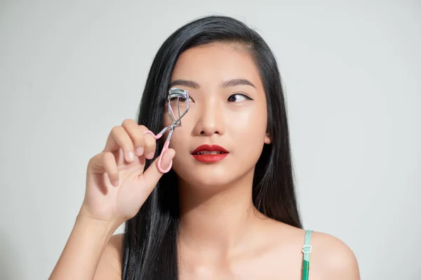 年轻迷人的亚洲女人美的形象 睫毛卷曲者 — 图库照片
