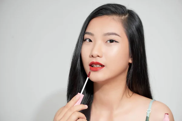 Schön Asiatische Mädchen Appying Lipgloss Auf Lippen Isoliert Auf Weiß — Stockfoto