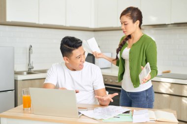 Evde para konusunda tartışan bir çift. İlişkide sorunlar