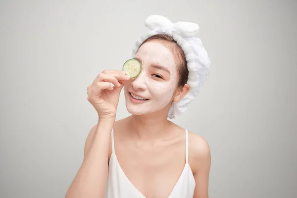 Jonge Vrouw Met Klei Gezichtsmasker Houden Komkommer Plakken Geïsoleerd Witte — Stockfoto