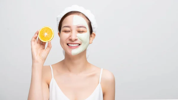 Jolie Asiatique Jeune Femme Masque Hydratant Rajeunissant Peau Propre Peeling — Photo