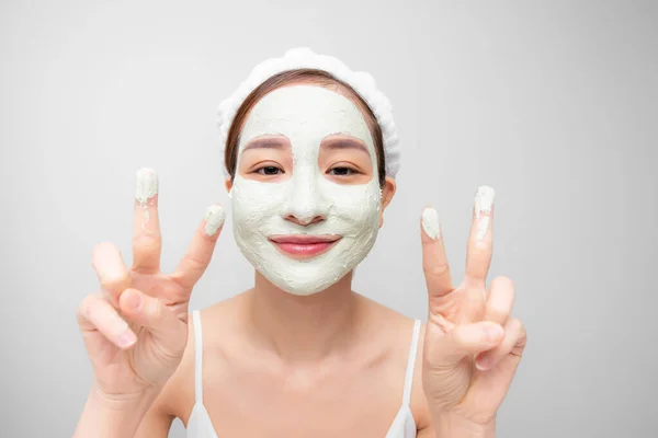 Aantrekkelijke Jonge Aziatische Vrouw Met Een Gezicht Klei Masker Tegen — Stockfoto