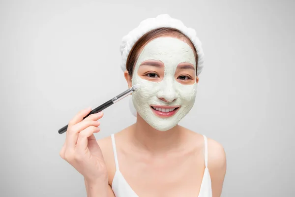 Retrato Chica Asiática Atractiva Aplicando Máscara Arcilla Cara Sobre Fondo —  Fotos de Stock