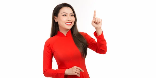 Jovem Mulher Vermelho Dai Vestido Apontando Para Fundo Branco — Fotografia de Stock