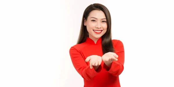 年轻迷人的女人用红色的小黛脸在她的手掌上做广告 — 图库照片