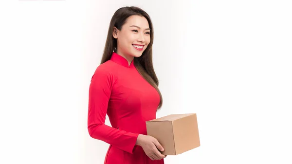Μια Όμορφη Γυναίκα Χαμογελώντας Και Κρατώντας Κουτί Δώρου Απομονωμένη Λευκό — Φωτογραφία Αρχείου