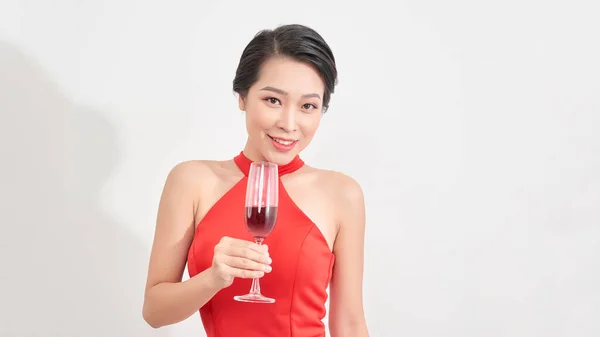 Atrakcyjna Młoda Kobieta Czerwonej Sukni Wieczorowej Kieliszkiem Czerwonego Wina Białym — Zdjęcie stockowe