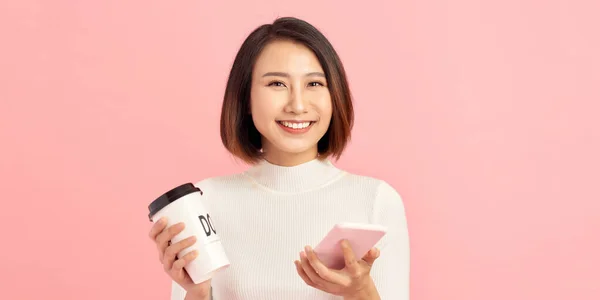 Joven Asiática Mujer Sobre Aislado Rosa Fondo Celebración Café Para —  Fotos de Stock