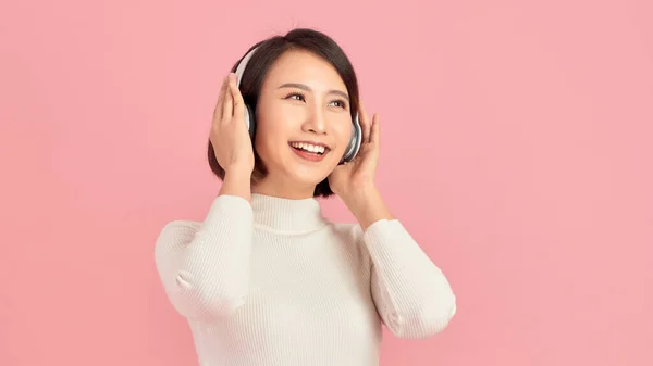 Νεαρή Ασιατική Γυναίκα Ομορφιά Ακούγοντας Μουσική Ακουστικά Στην Εφαρμογή Τραγουδιών — Φωτογραφία Αρχείου