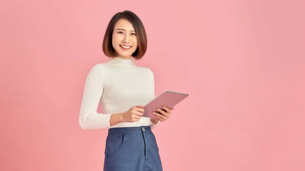 Belleza Trabajo Mujeres Jóvenes Confiadas Sosteniendo Tableta Digital Mientras Están —  Fotos de Stock