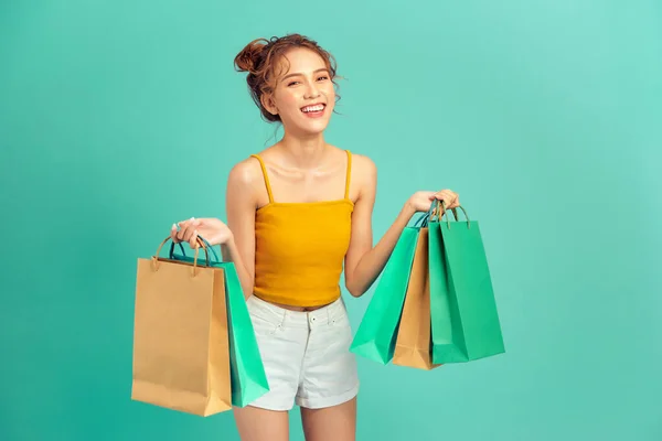 Счастливая Молодая Азиатка Держа Руках Сумку Покупками Летом Светло Зеленом — стоковое фото
