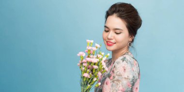 Sevgililer Günü - Mavi arka planda dururken Çiçekli Şehvetli Genç Kadın Rüyası