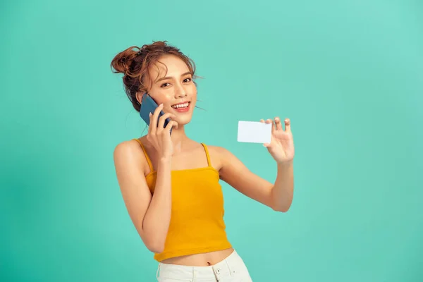 Feliz Joven Mujer Asiática Utilizando Teléfono Celebración Tarjeta Crédito Aislado — Foto de Stock