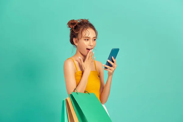 Moda Hermosa Mujer Asiática Joven Llevando Coloridas Bolsas Compras Línea —  Fotos de Stock