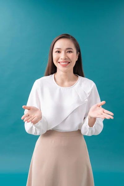 Mujer Negocios Exitosa Buscando Confiado Sonriente — Foto de Stock