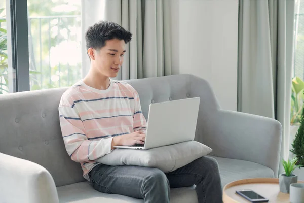 Jovem Relaxante Sofá Com Laptop — Fotografia de Stock