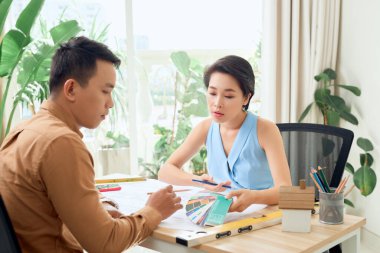 Mutlu mimarlar yeni iş projesinde çalışıyor.