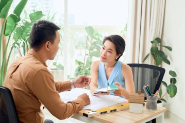 Ofiste beyin fırtınası yapan iş adamları ya da iki mimar.