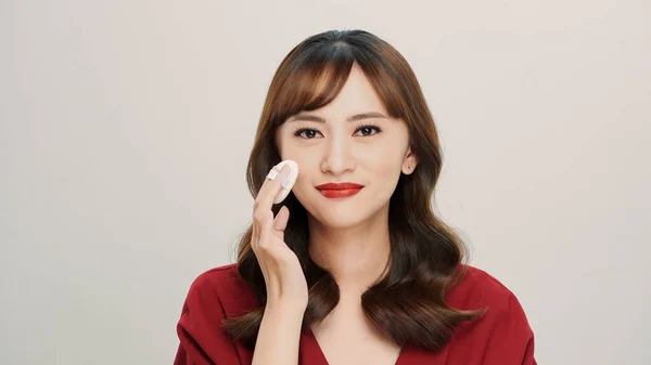 Makeup Kecantikan Wanita Asia Menerapkan Pondasi Bubuk Wajah — Stok Foto