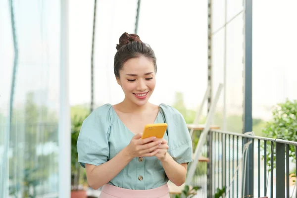 Joven Mujer Asiática Disfrutando Naturaleza Usando Teléfono Balcón —  Fotos de Stock