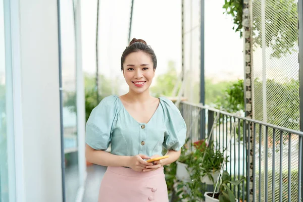 Junge Asiatin Genießt Die Natur Und Telefoniert Auf Dem Balkon — Stockfoto