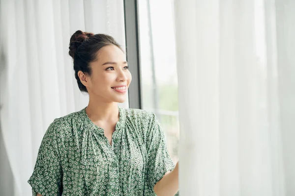 Mujer Pie Junto Ventana Del Salón Cortinas Apertura —  Fotos de Stock