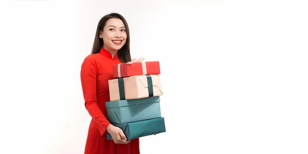 Mãos Femininas Vermelho Dai Segurando Caixa Presente Fundo Branco Natal — Fotografia de Stock