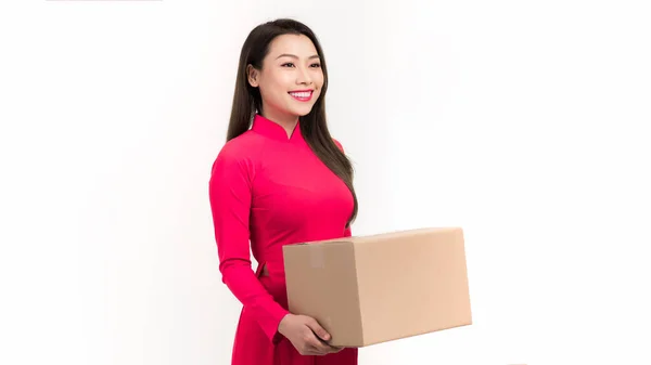 亚洲女人和小黛 抱着大大的礼品盒 祝您新年快乐 — 图库照片