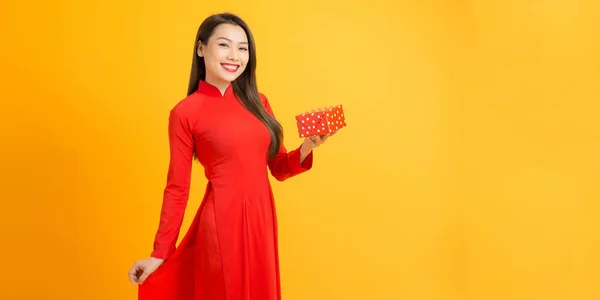 Hermosas Mujeres Asiáticas Sonrientes Felices Sosteniendo Caja Regalo Roja Presente —  Fotos de Stock