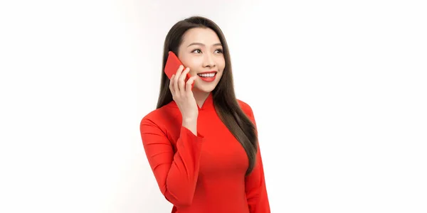 Молодая Счастливая Азиатская Девушка Улыбается Разговаривает Мобильному Телефону Думая Изолированно — стоковое фото